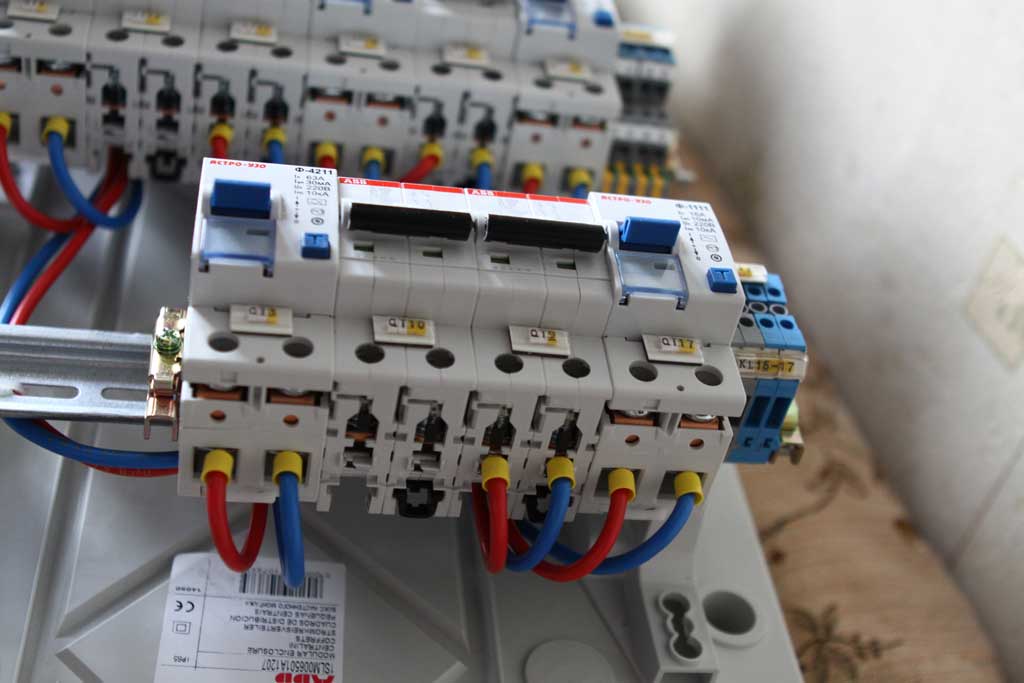 Подтяжка всех соединений щитка